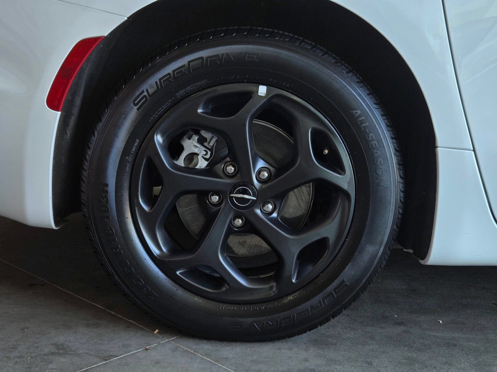 Used 2024 Chrysler Pacifica Limited FWD image 5