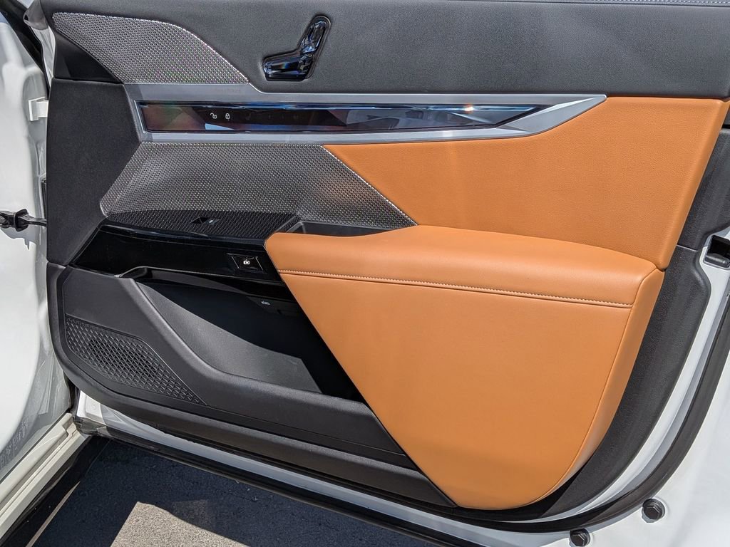 Used 2023 BMW 740i w/ Parking Assistance Package image 21