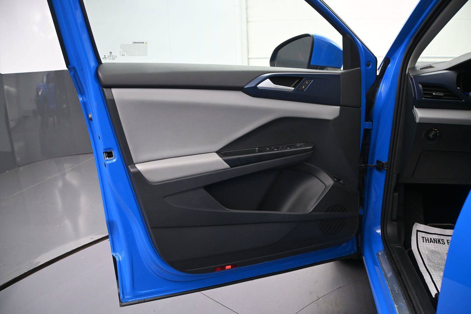 Used 2023 Volkswagen Taos SE w/ Panoramic Sunroof Package AWD/4WD image 9