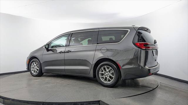 Used 2023 Chrysler Pacifica Touring-L FWD image 6