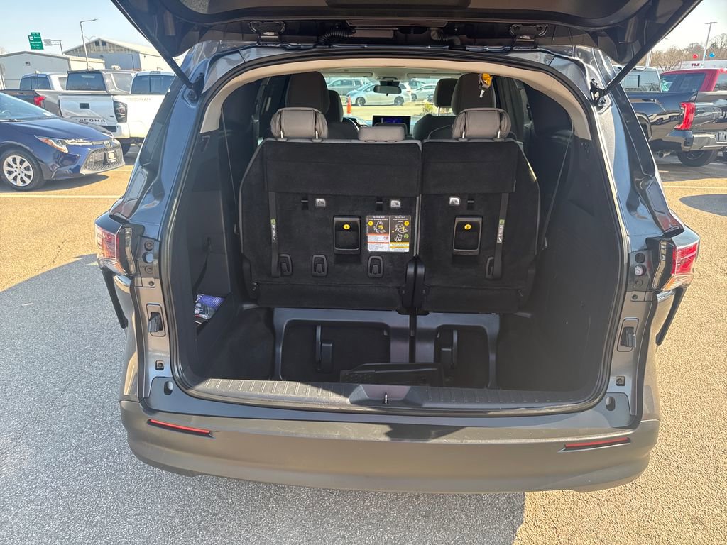Used 2025 Toyota Sienna LE image 8