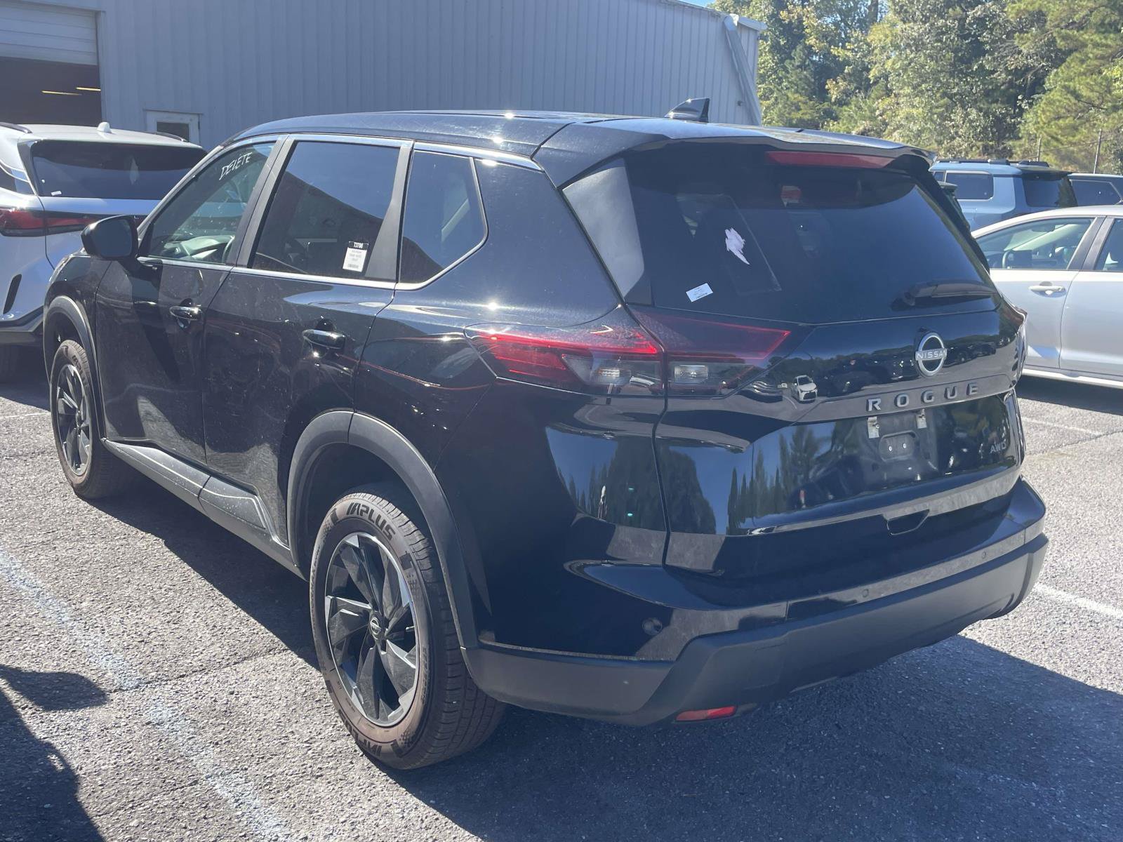 Used 2025 Nissan Rogue SV AWD/4WD image 3
