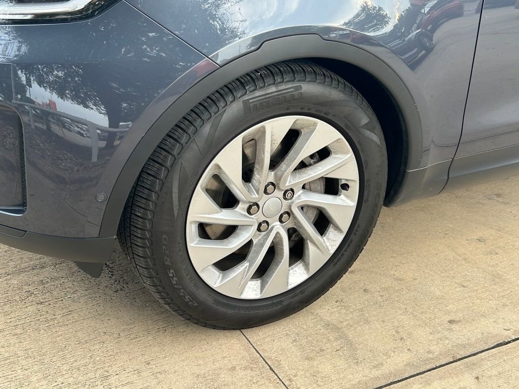 Used 2024 Land Rover Discovery S image 9