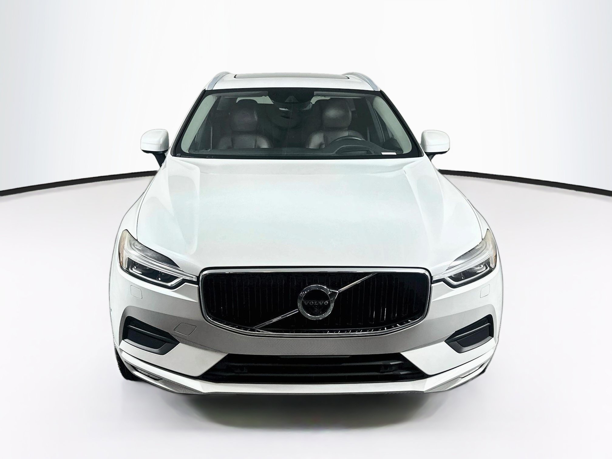 Used 2019 Volvo XC60 T5 Momentum w/ Multimedia Package FWD image 2