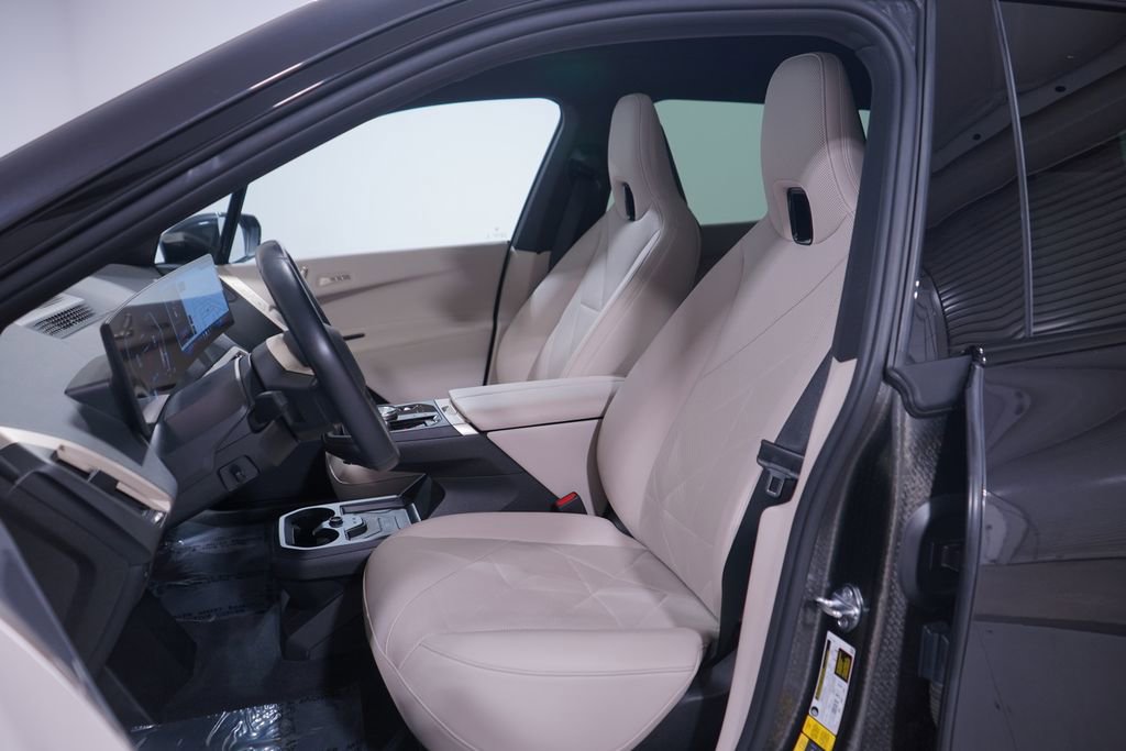 Used 2024 BMW iX xDrive50 w/ Premium Package image 7