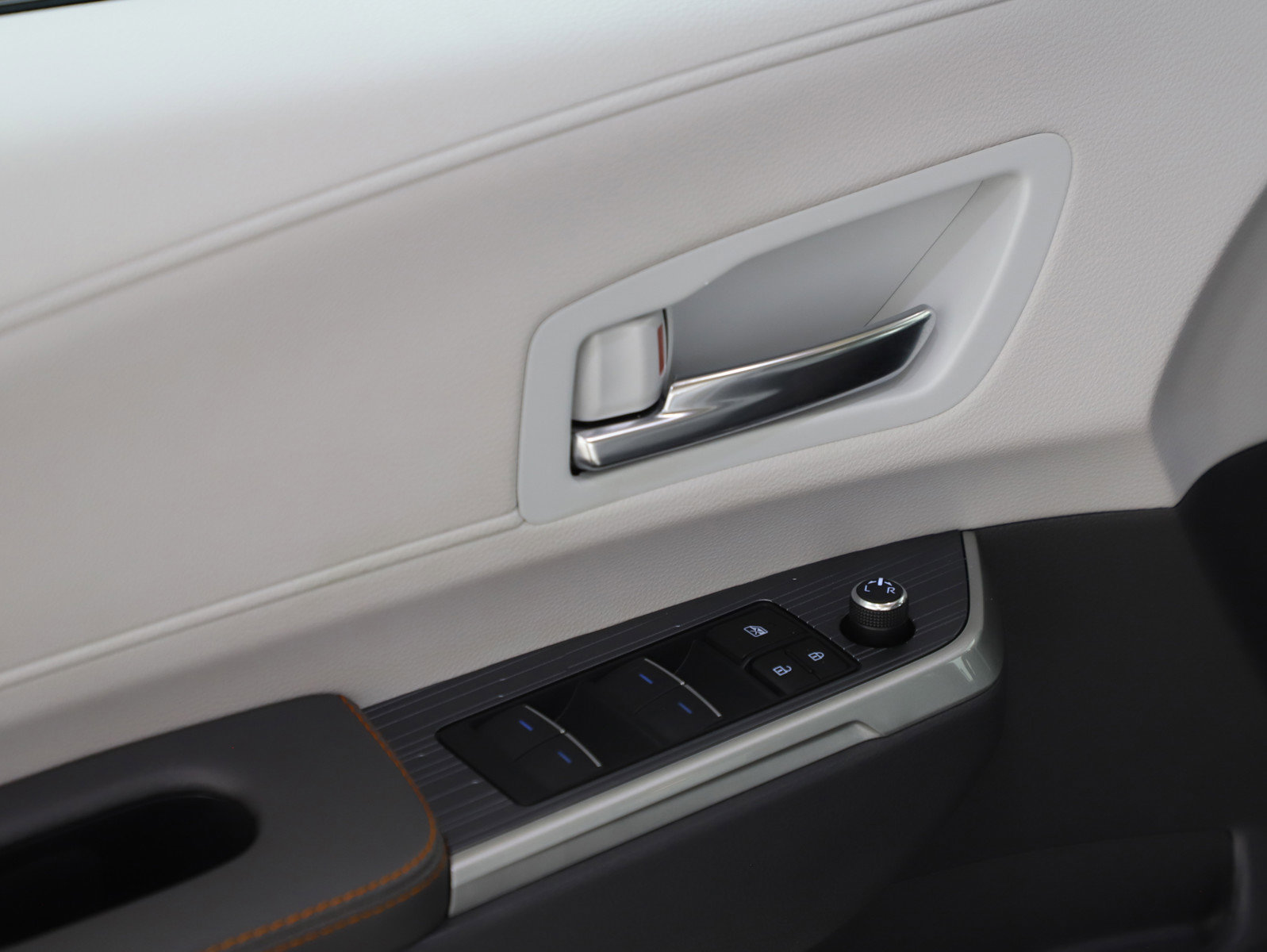 Used 2024 Toyota Sienna XSE image 23