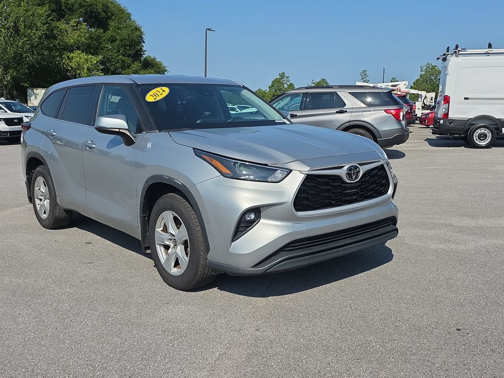 Used 2024 Toyota Highlander LE AWD/4WD image 9