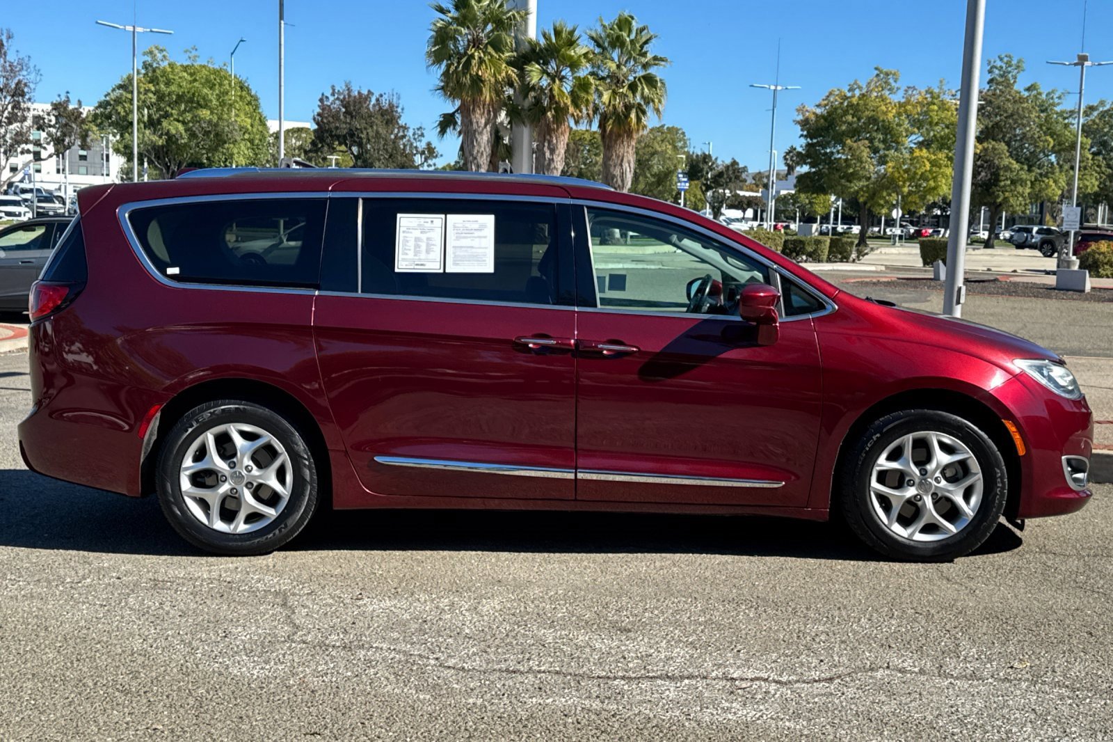 Used 2020 Chrysler Pacifica Touring-L w/ Tire & Wheel Group image 2