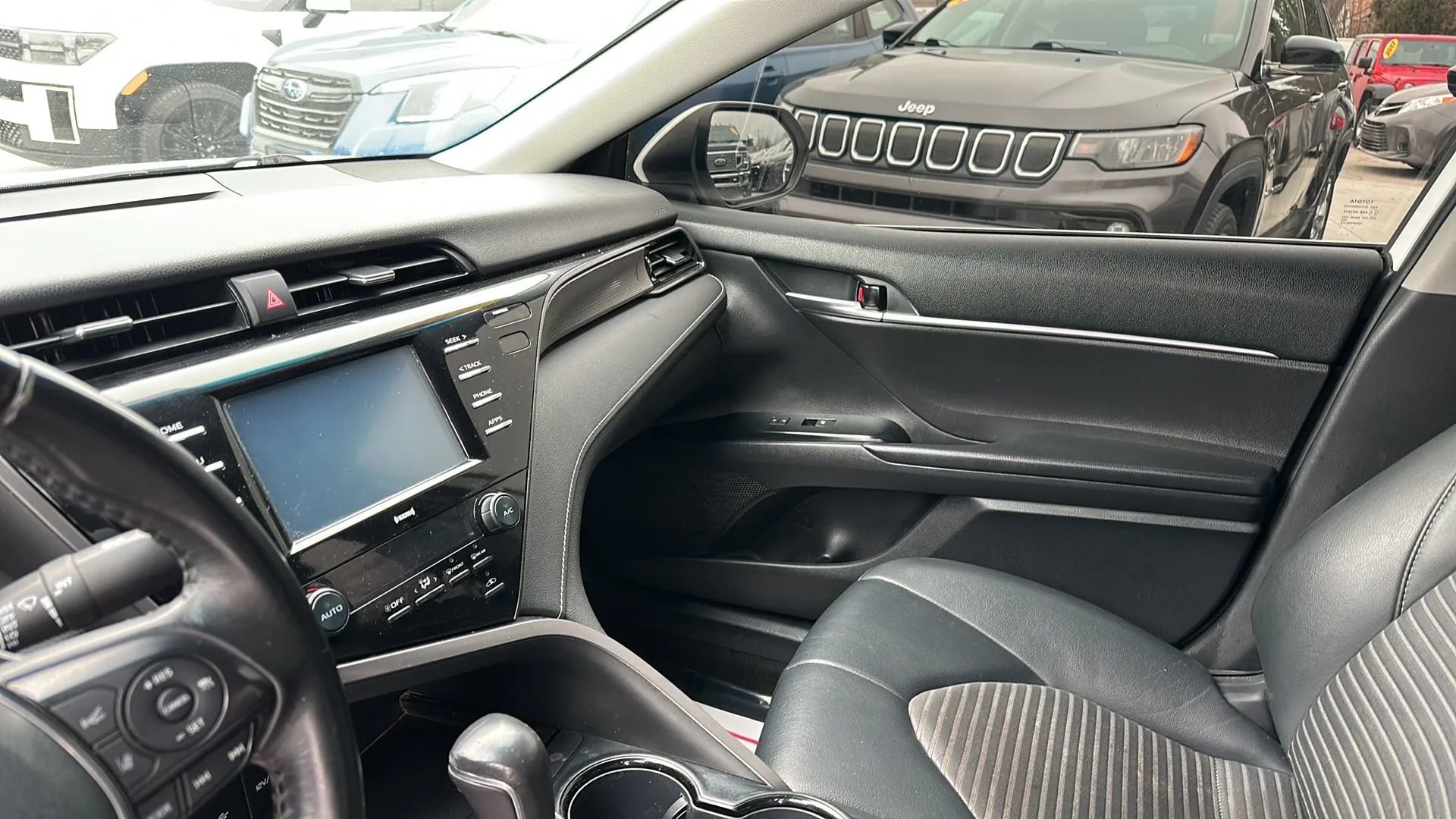 Used 2020 Toyota Camry SE image 11