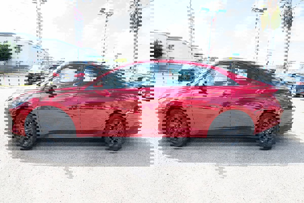 Used 2023 Hyundai Elantra SEL w/ Cargo Package image 8