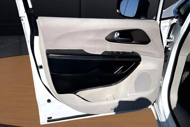 Used 2022 Chrysler Voyager LX image 9