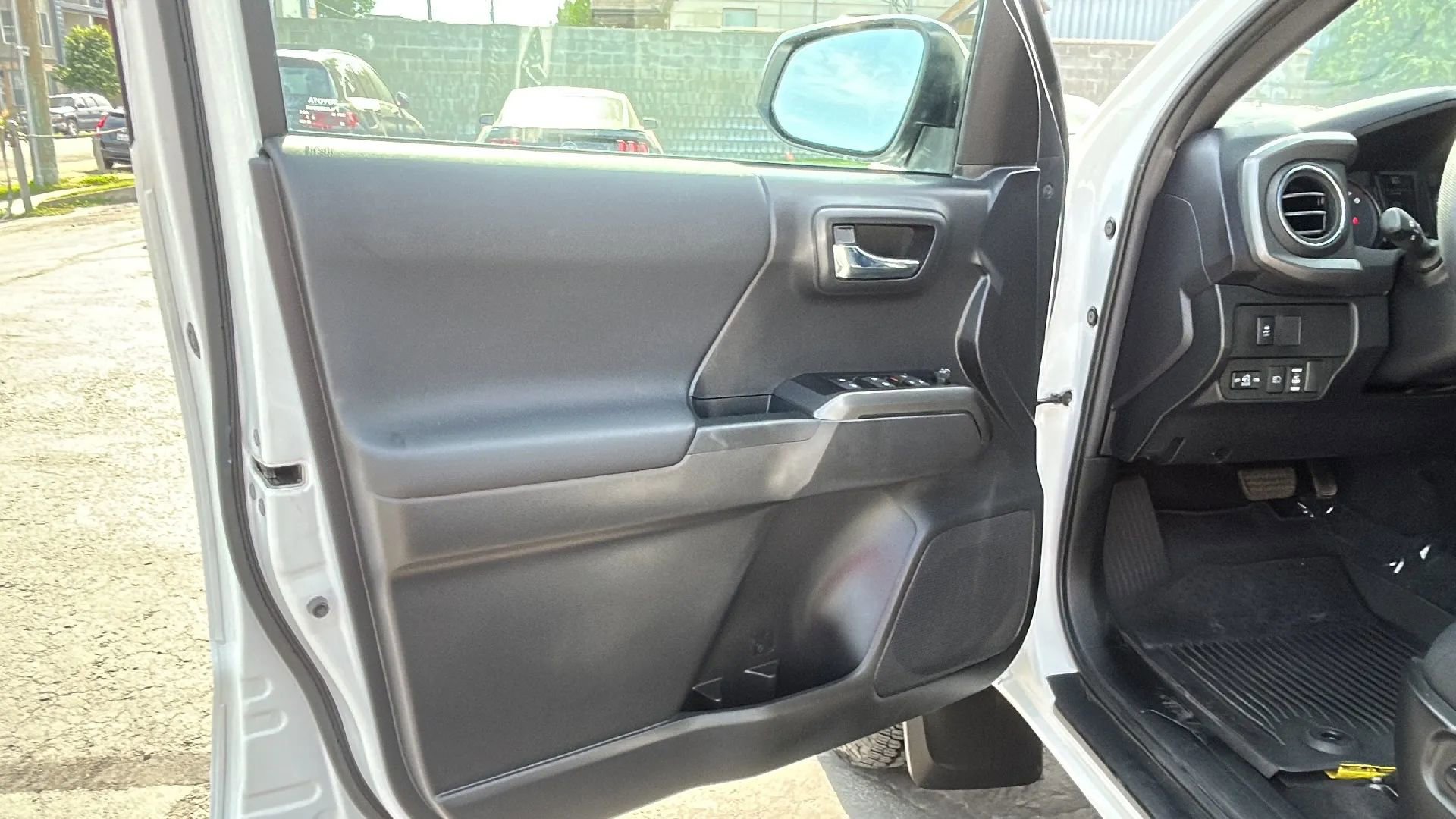 Used 2023 Toyota Tacoma TRD Off-Road image 9