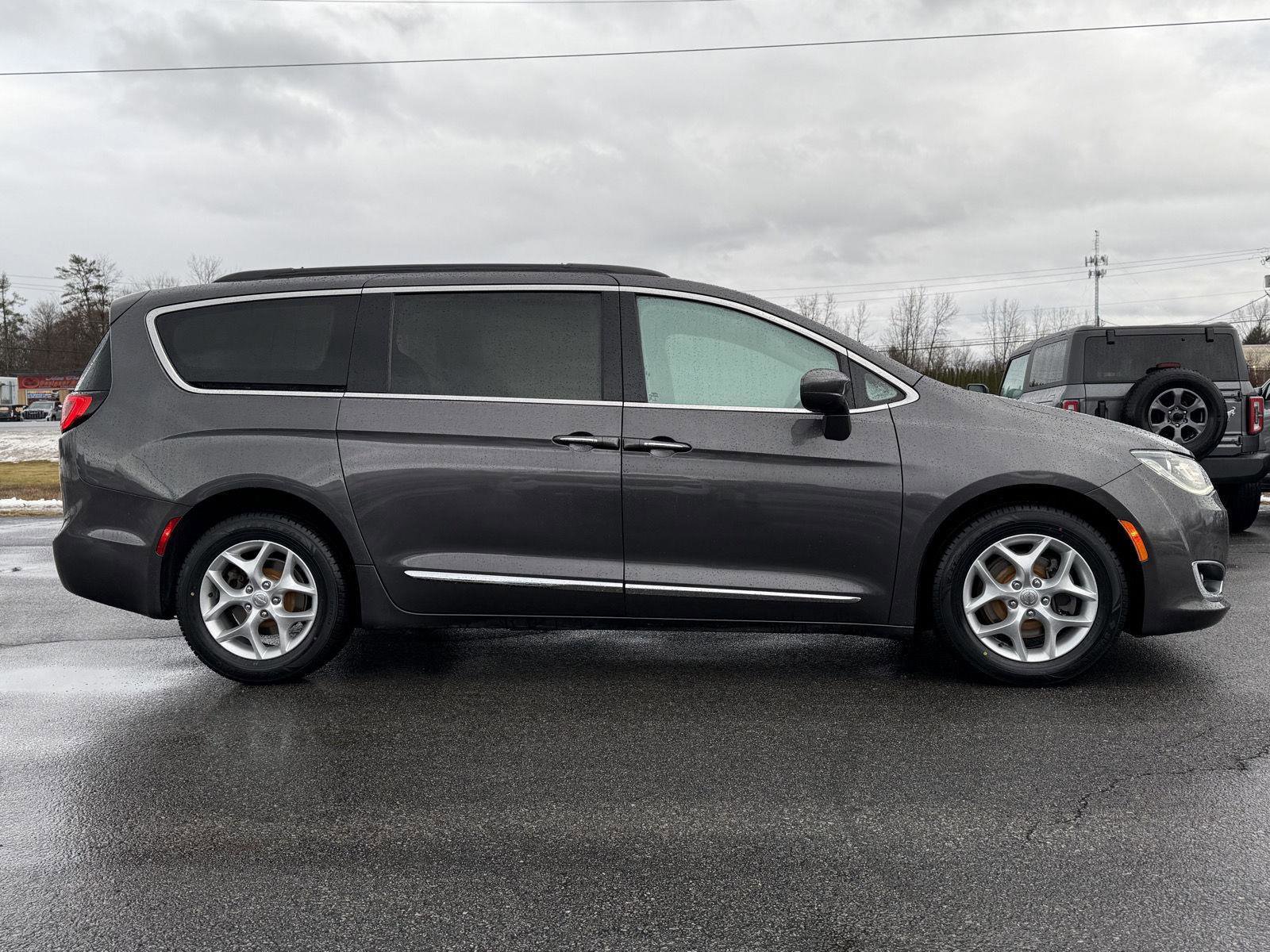 Used 2017 Chrysler Pacifica Touring-L w/ Tire & Wheel Group image 4