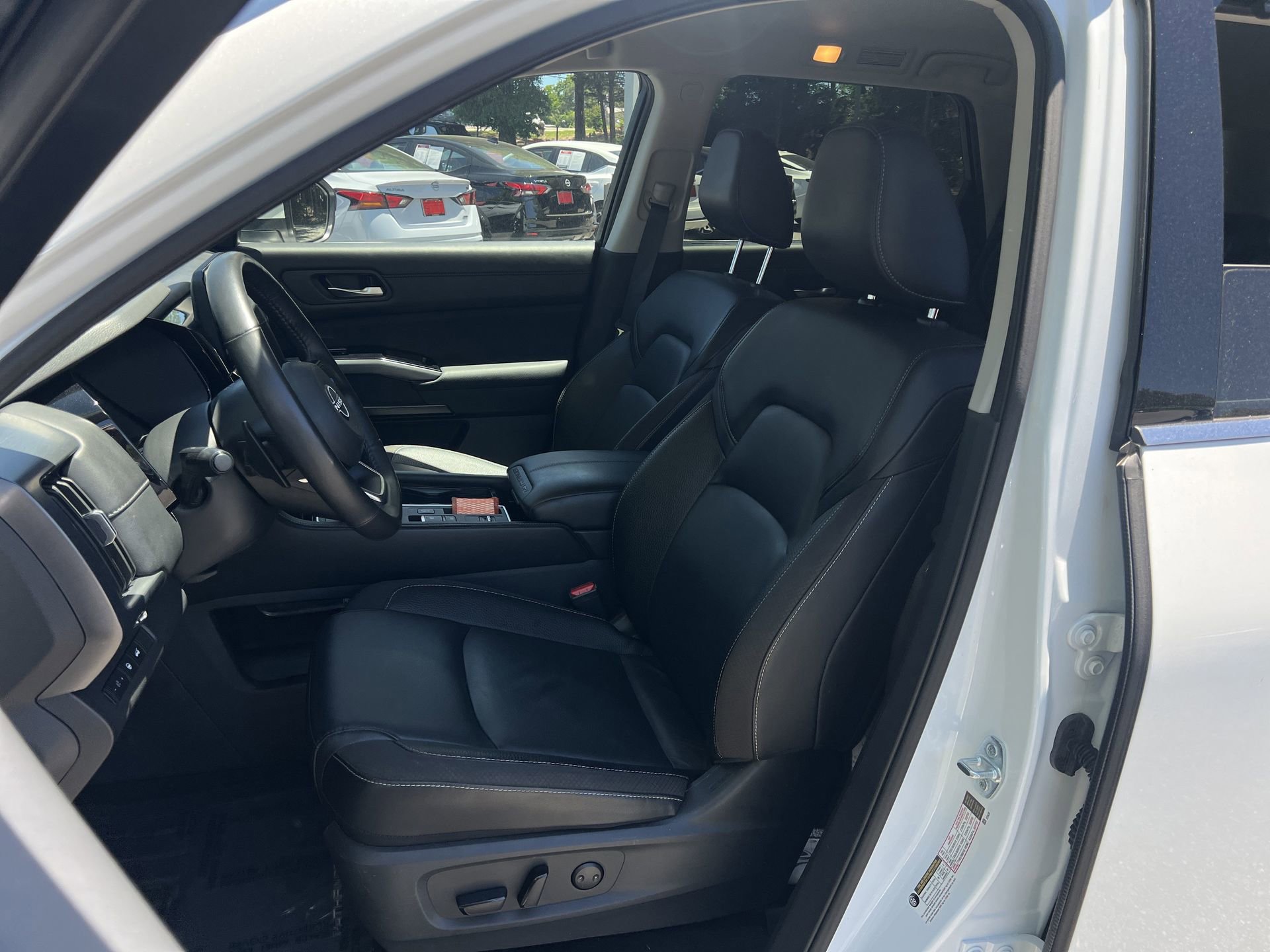 Certified 2025 Nissan Pathfinder SL w/ Black Appearance Package FWD image 37