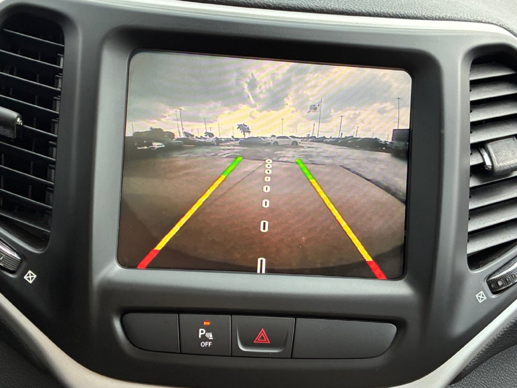 Used 2016 Jeep Cherokee Latitude w/ Comfort/Convenience Group FWD image 9
