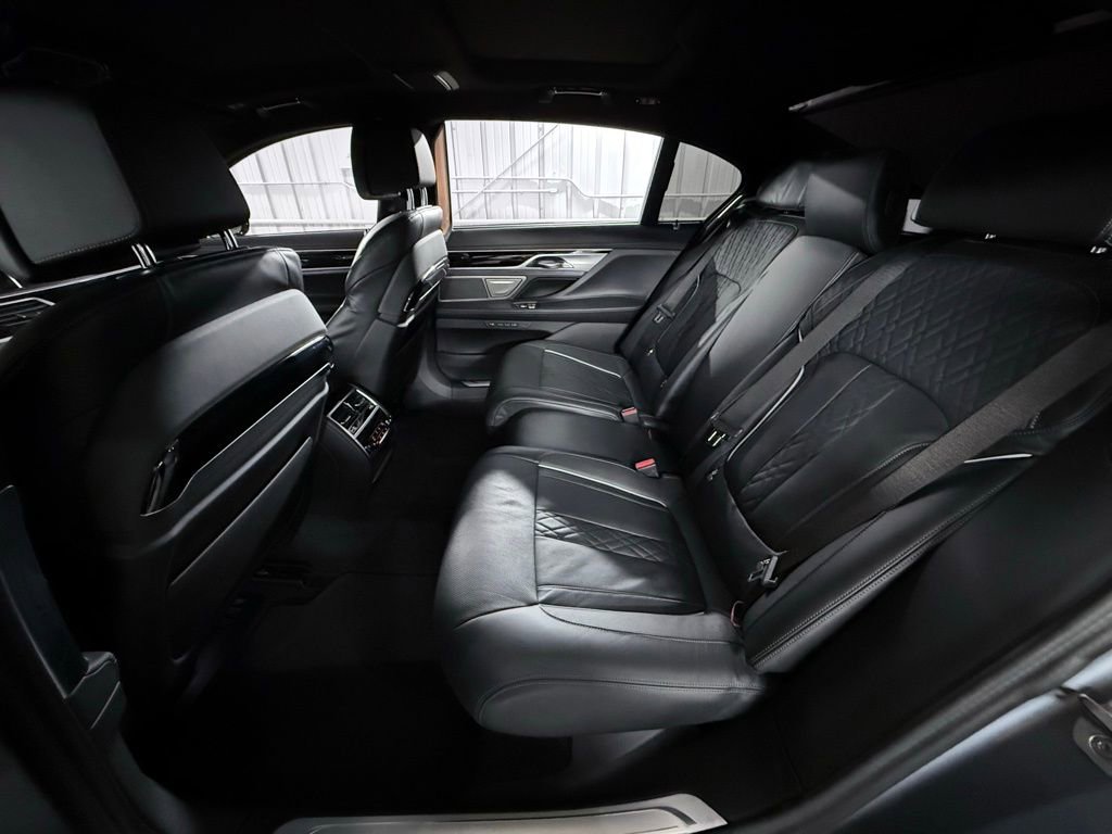 Used 2022 BMW 750i xDrive w/ Luxury Rear Seating Package image 18