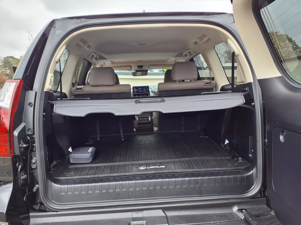 Used 2022 Lexus GX 460 Premium w/ Accessory Package image 18