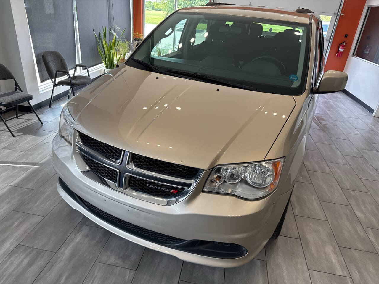 Used 2016 Dodge Grand Caravan SXT w/ Rear Park Assist Package FWD image 8