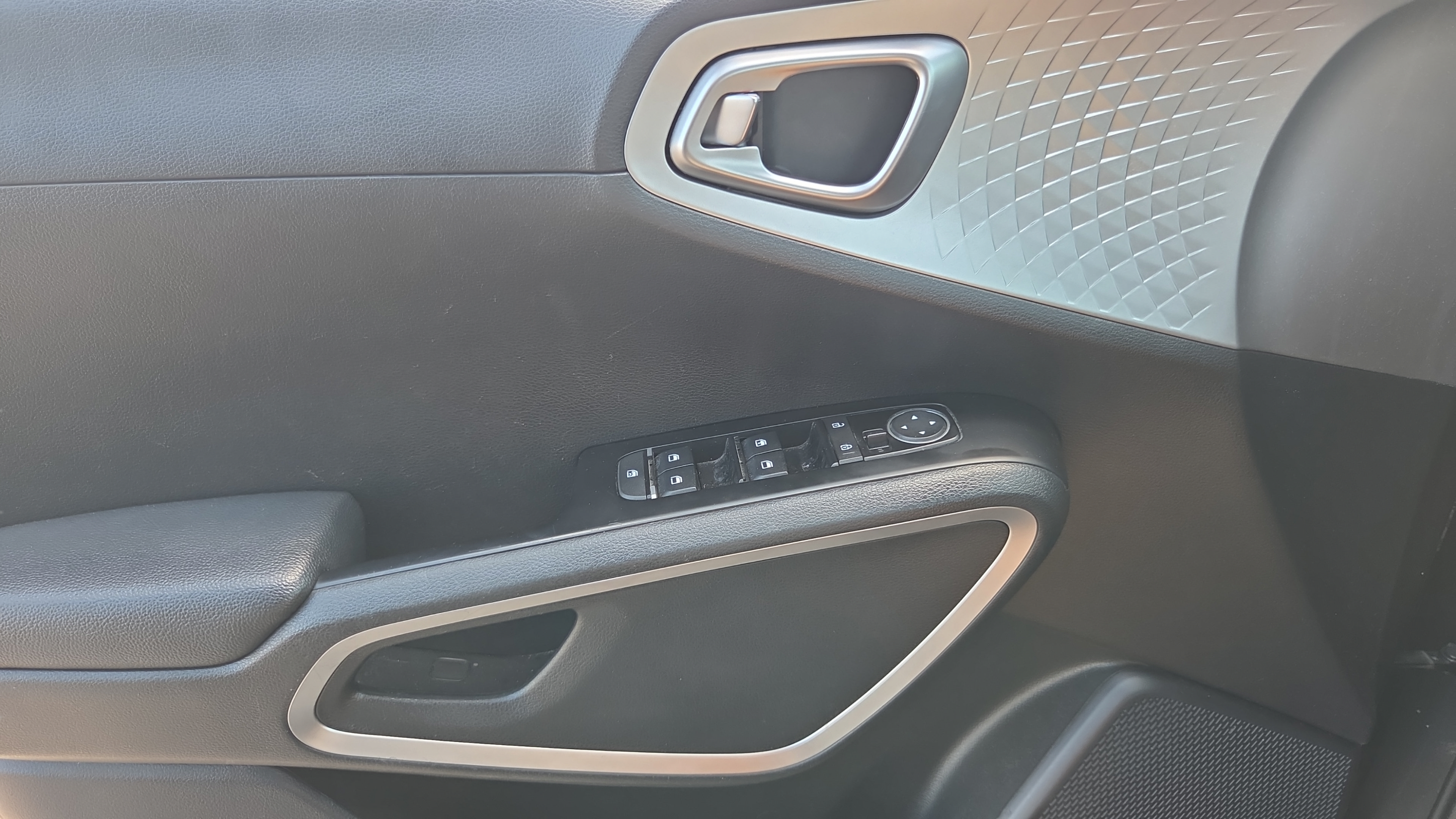 Used 2024 Kia Soul LX w/ Option Group 015 FWD image 16