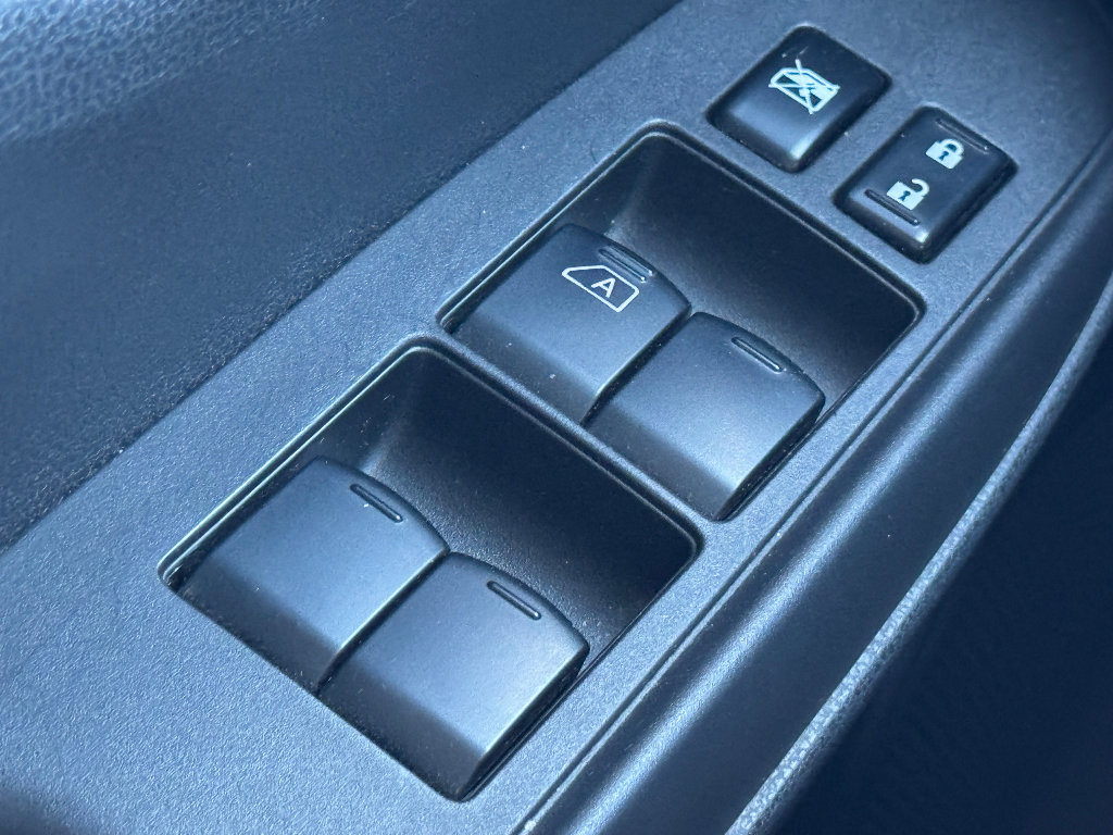 Used 2015 Nissan Versa Note SR image 19