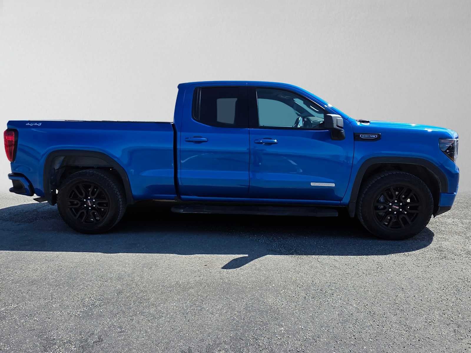 Used 2022 GMC Sierra 1500 Elevation w/ LPO, Elevation Black Package AWD/4WD image 2