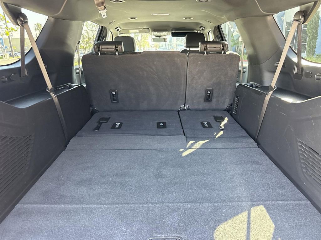 Used 2025 Chevrolet Suburban Z71 image 24