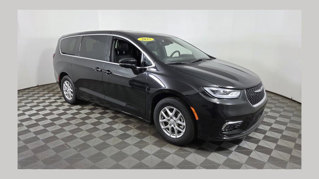 Used 2025 Chrysler Pacifica Select