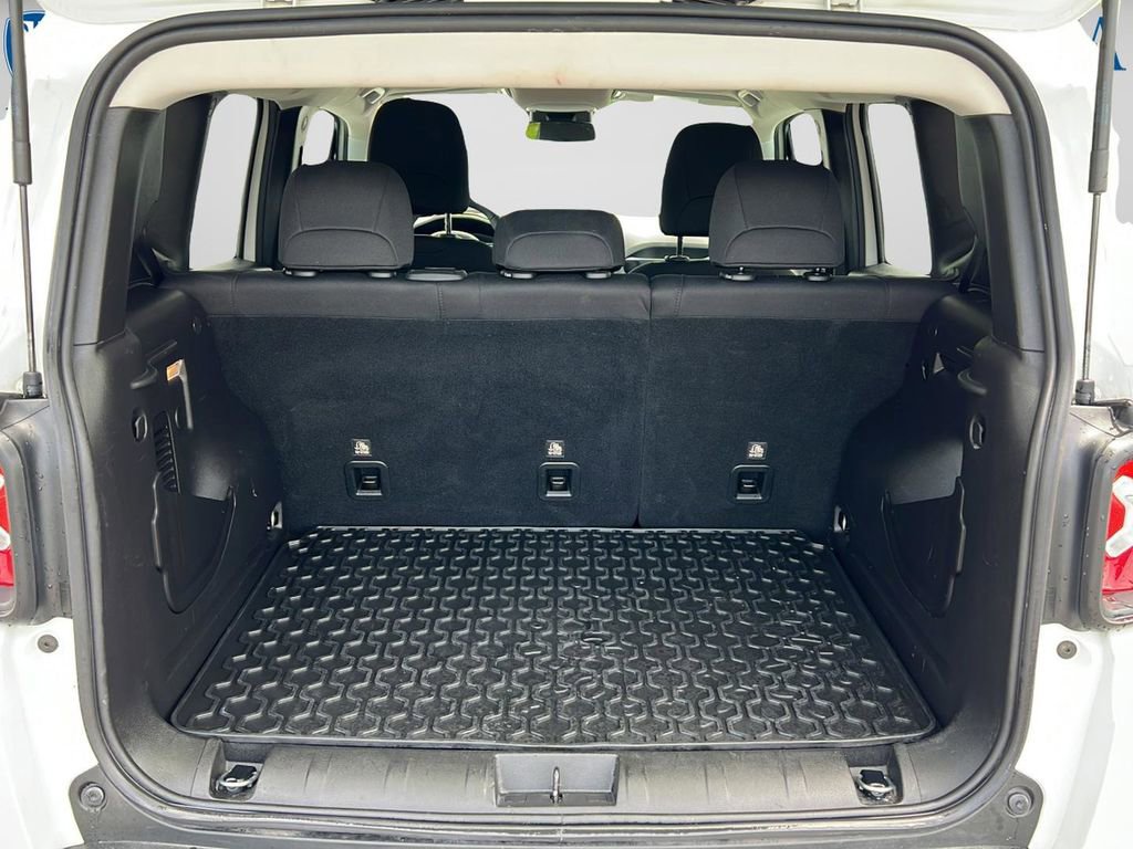 Used 2021 Jeep Renegade Latitude FWD image 12
