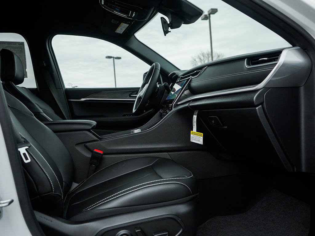 New 2025 Jeep Grand Cherokee Limited w/ Black Appearance Package image 10