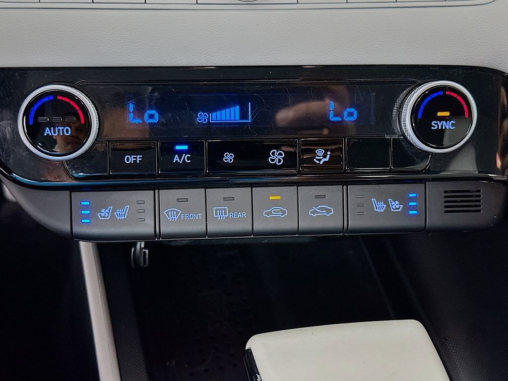 Used 2023 Hyundai Elantra Limited w/ Preferred Accessory Package image 16