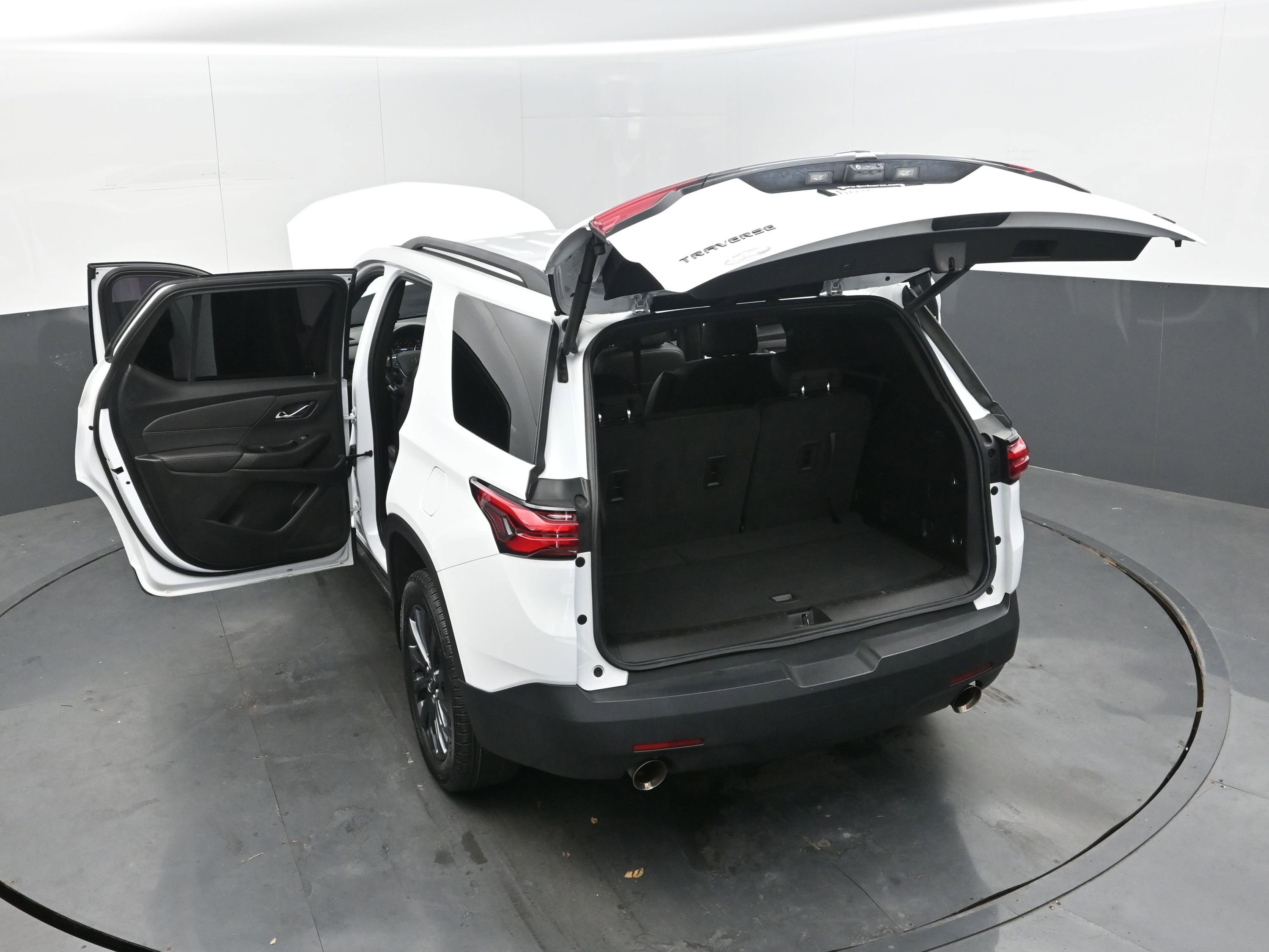 Used 2023 Chevrolet Traverse RS image 45