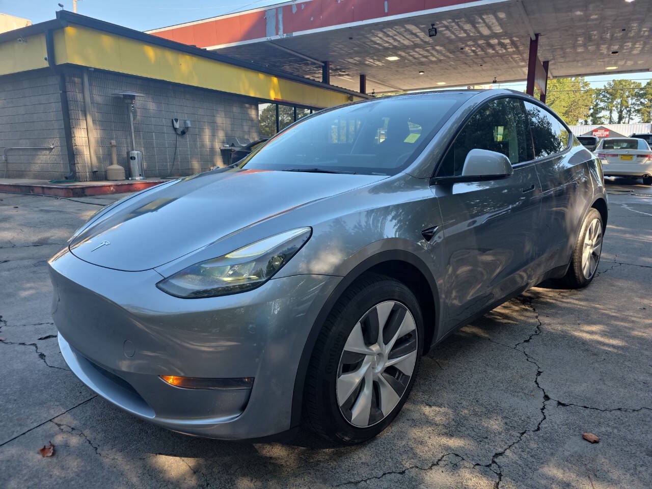 Used 2024 Tesla Model Y Long Range AWD/4WD image 2