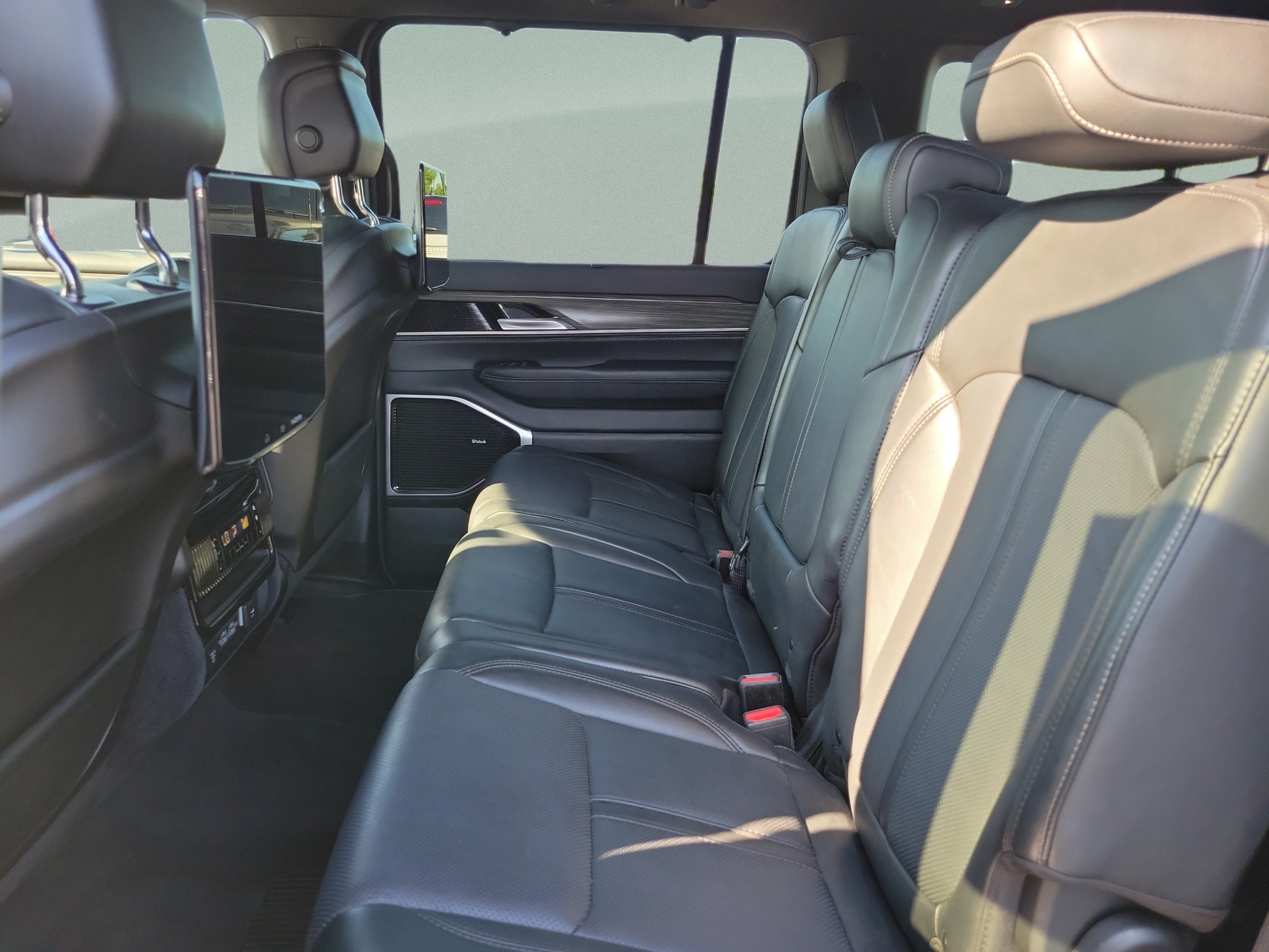 Used 2024 Jeep Wagoneer L Series III w/ Premium Group I AWD/4WD image 9