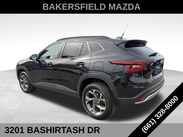 Used 2025 Chevrolet Trax LT FWD image 3