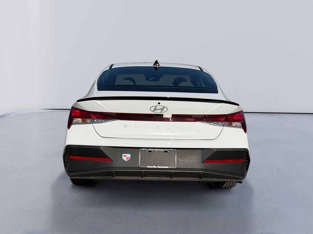 Used 2025 Hyundai Elantra Sport image 4