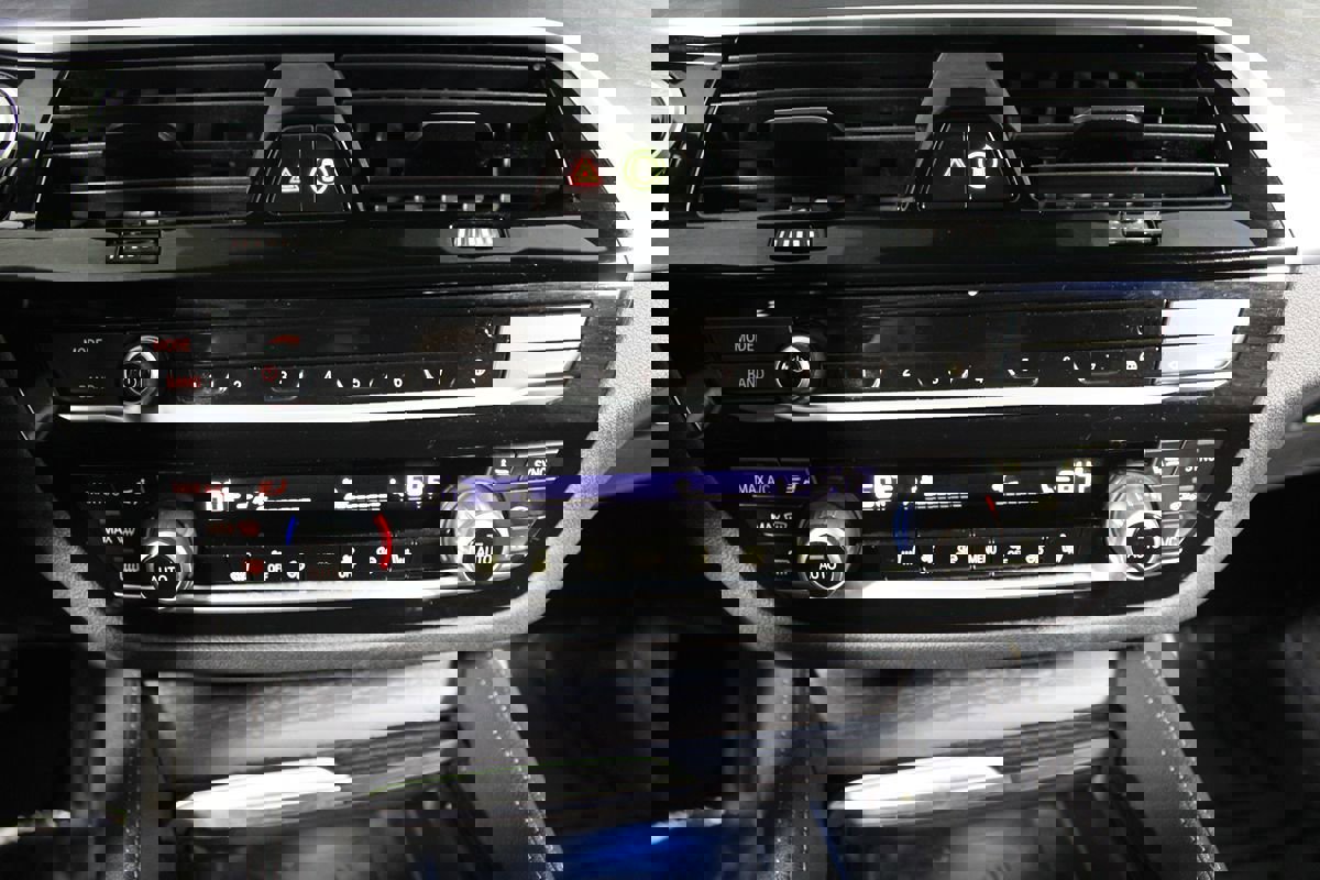 Used 2023 BMW 530e w/ M Sport Package image 18