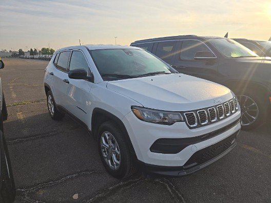Used 2024 Jeep Compass Sport AWD/4WD image 3
