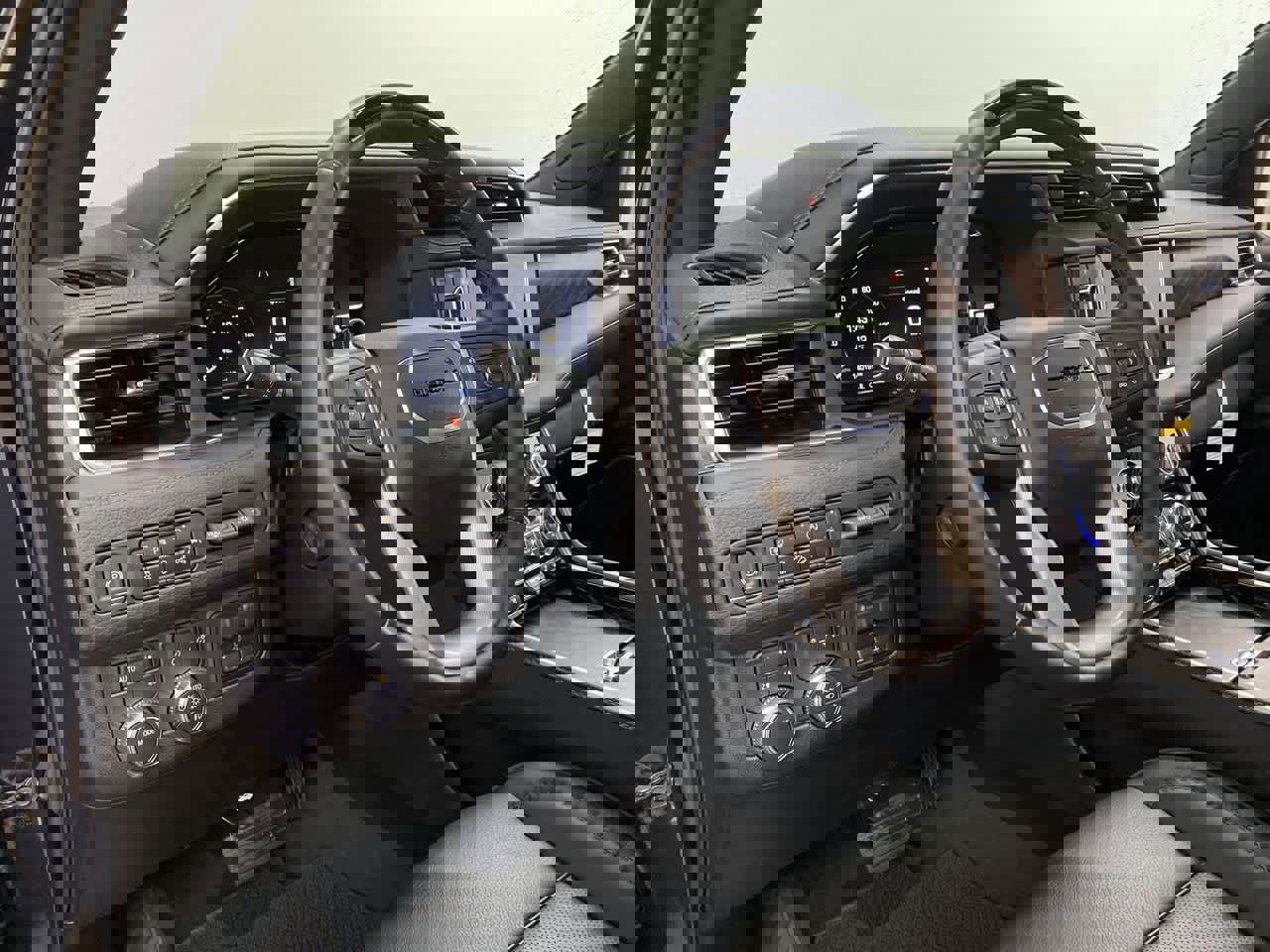 Used 2024 GMC Yukon Denali w/ Advanced Technology Package image 2