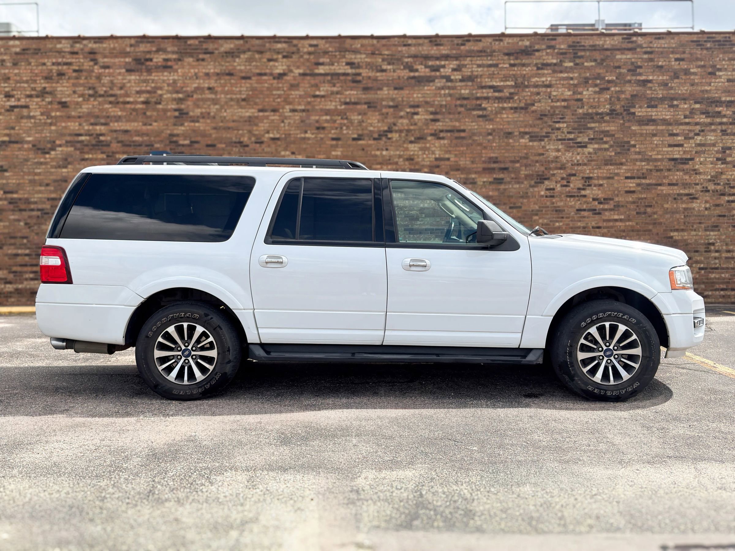 Used 2017 Ford Expedition EL XLT w/ Equipment Group 202A AWD/4WD image 9