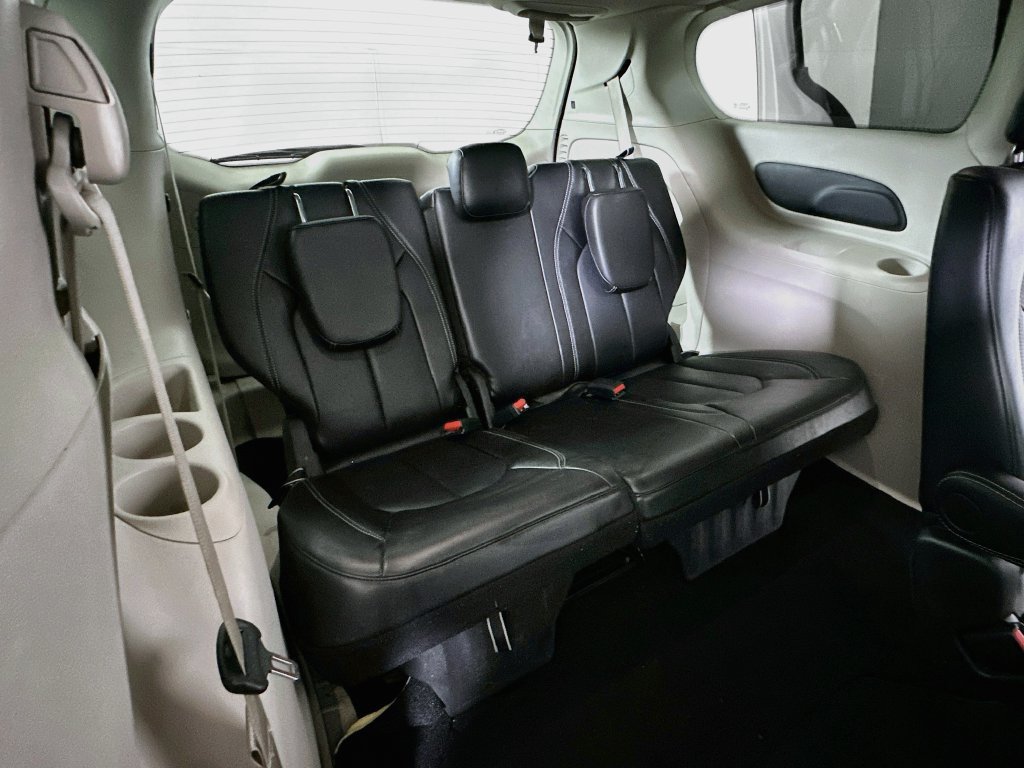 Used 2024 Chrysler Pacifica Touring-L FWD image 16