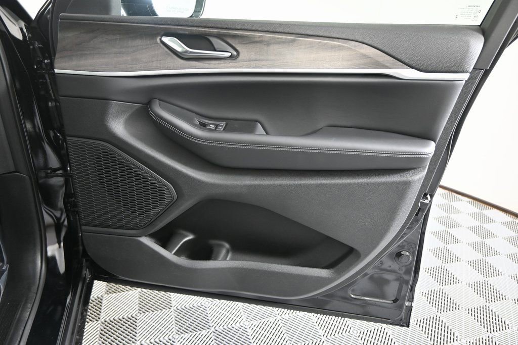 New 2026 Jeep Grand Cherokee Laredo image 12