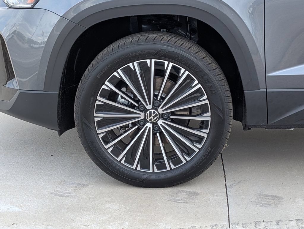 New 2026 Volkswagen Taos SE FWD image 9