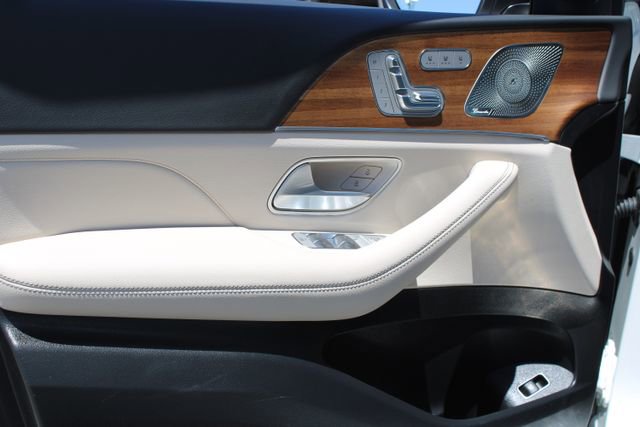 Used 2025 Mercedes-Benz GLS 450 4MATIC image 11