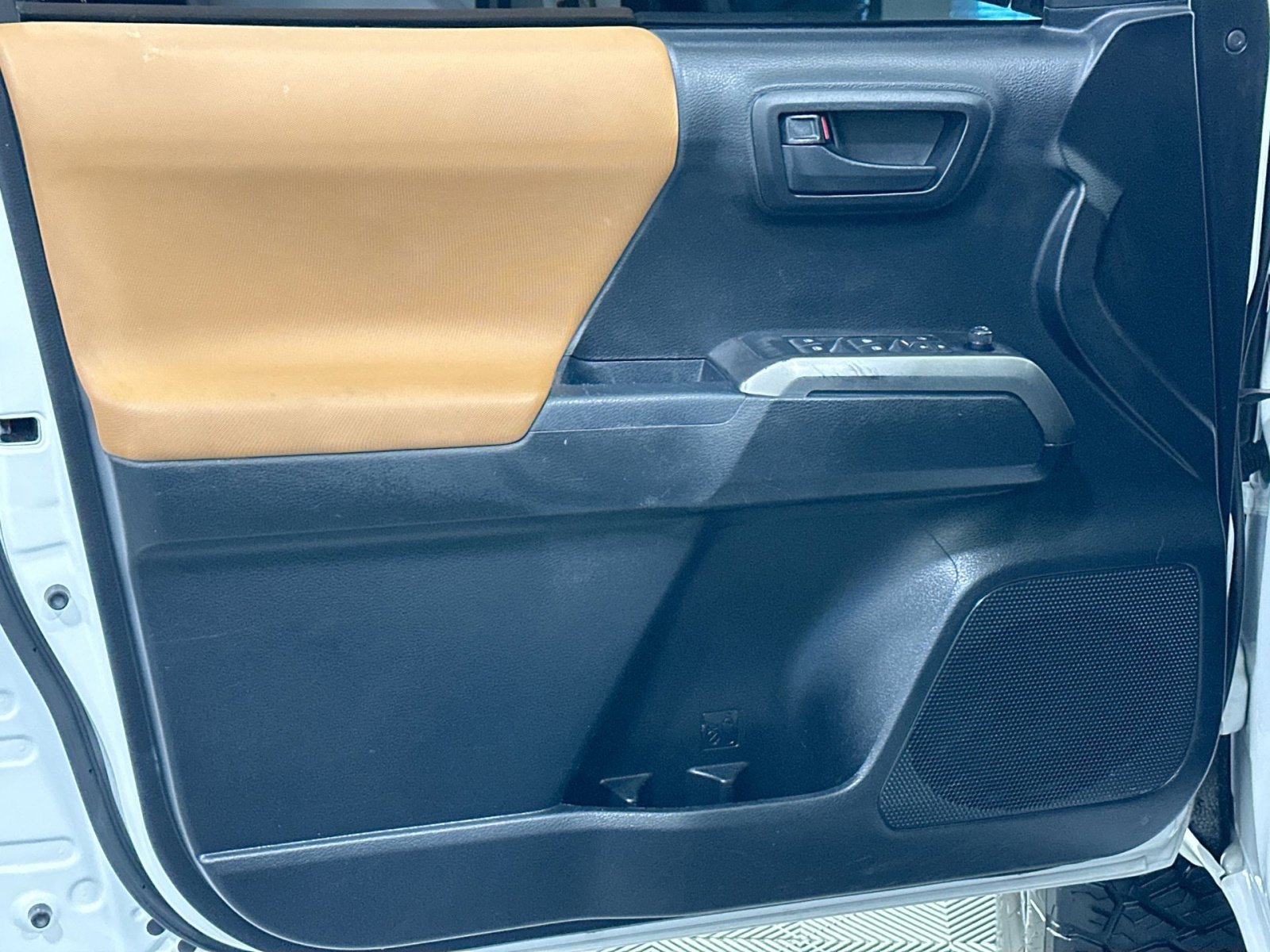 Used 2020 Toyota Tacoma SR5 image 15