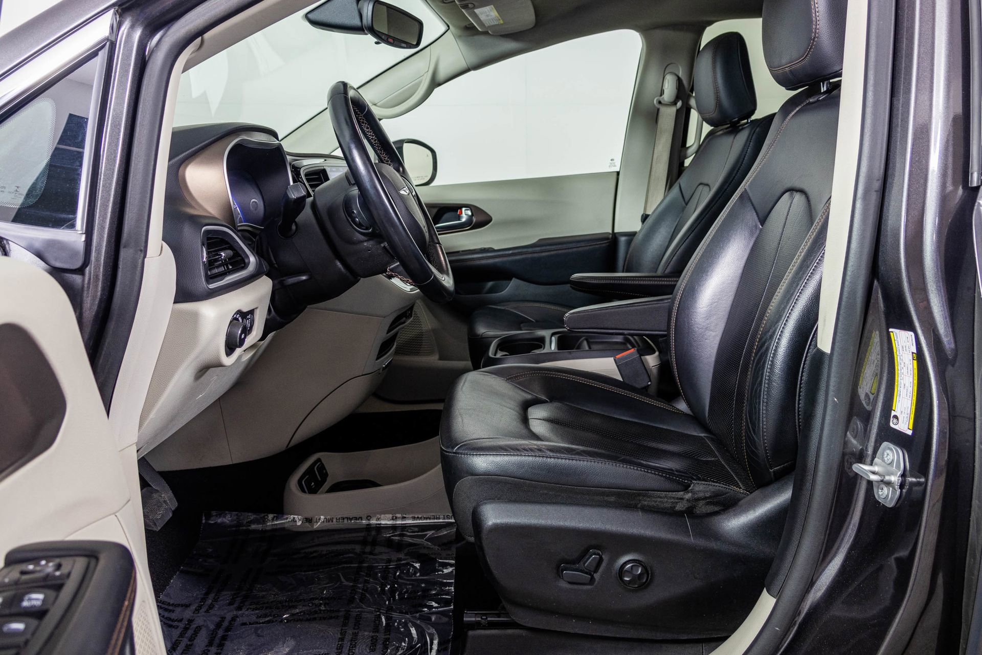 Used 2018 Chrysler Pacifica Touring-L image 24