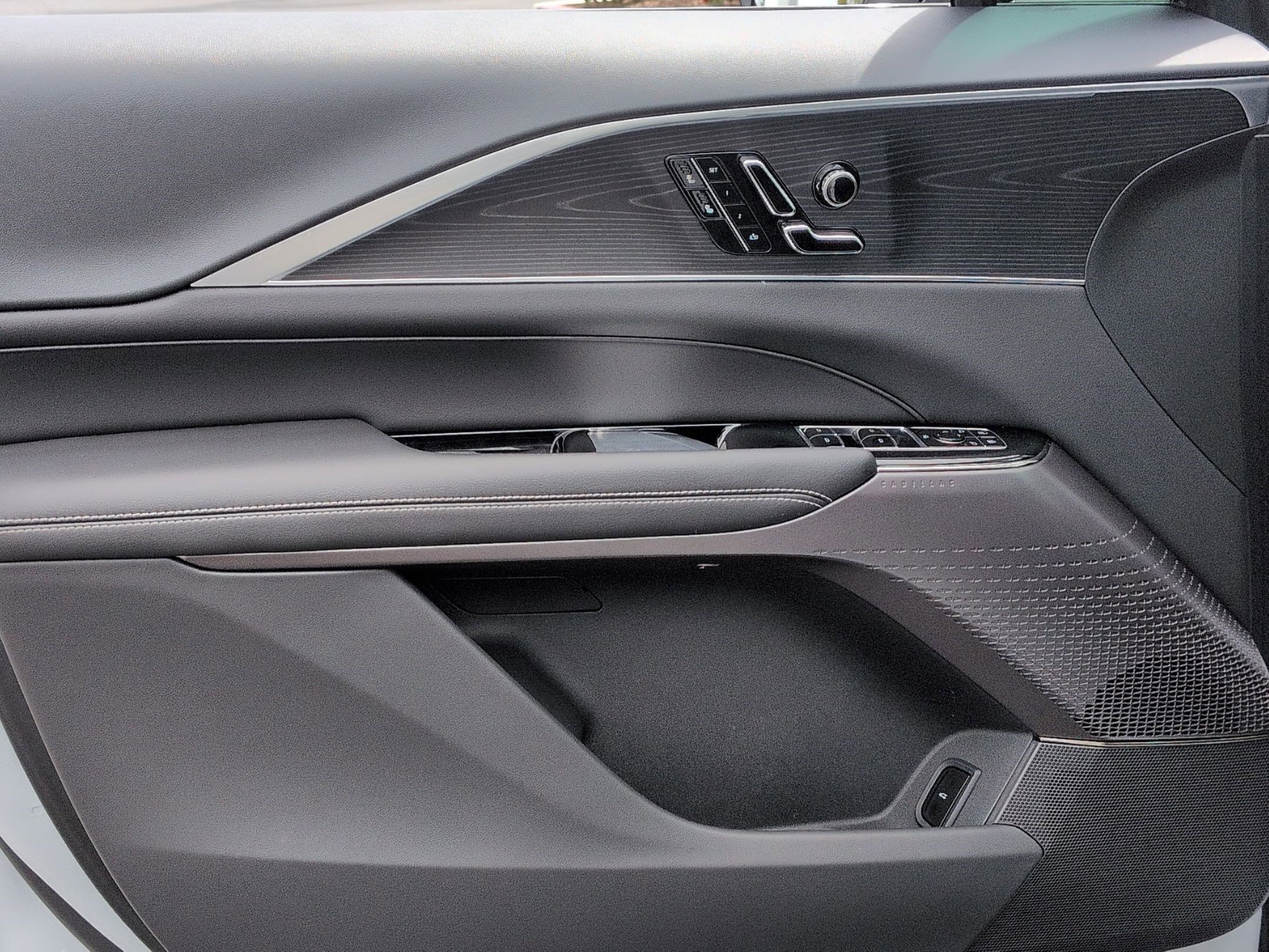 Used 2025 Cadillac Lyriq Luxury image 14