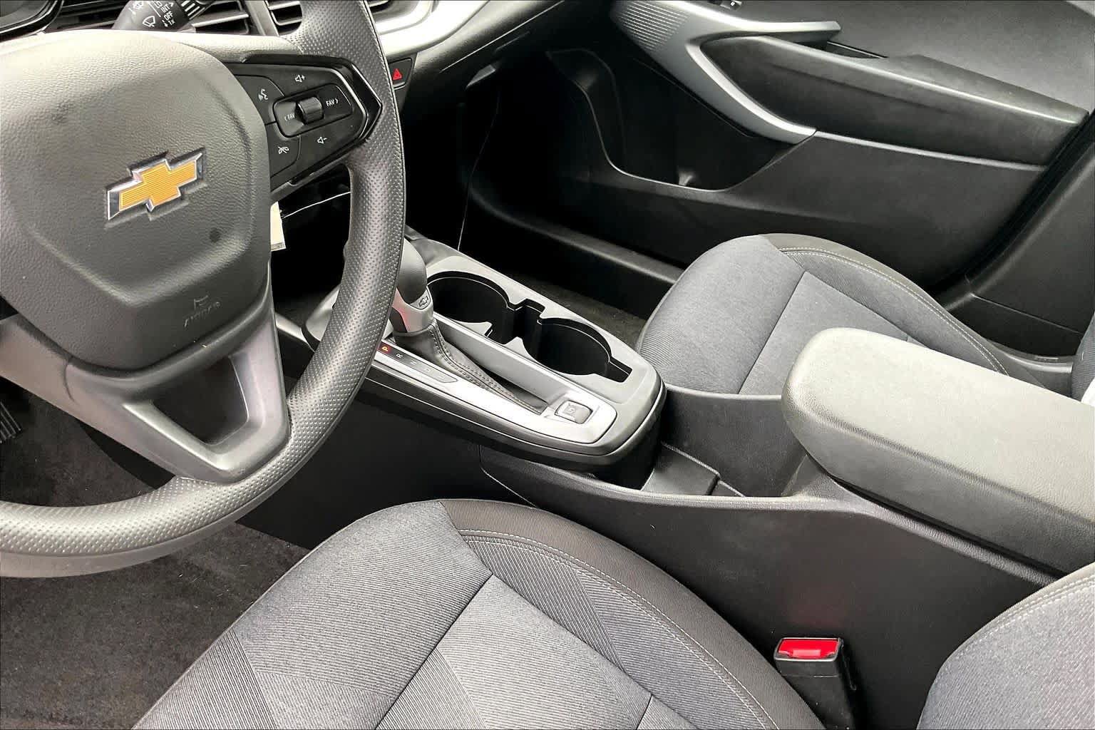 Used 2025 Chevrolet Trax LS w/ LS Convenience Package FWD image 16