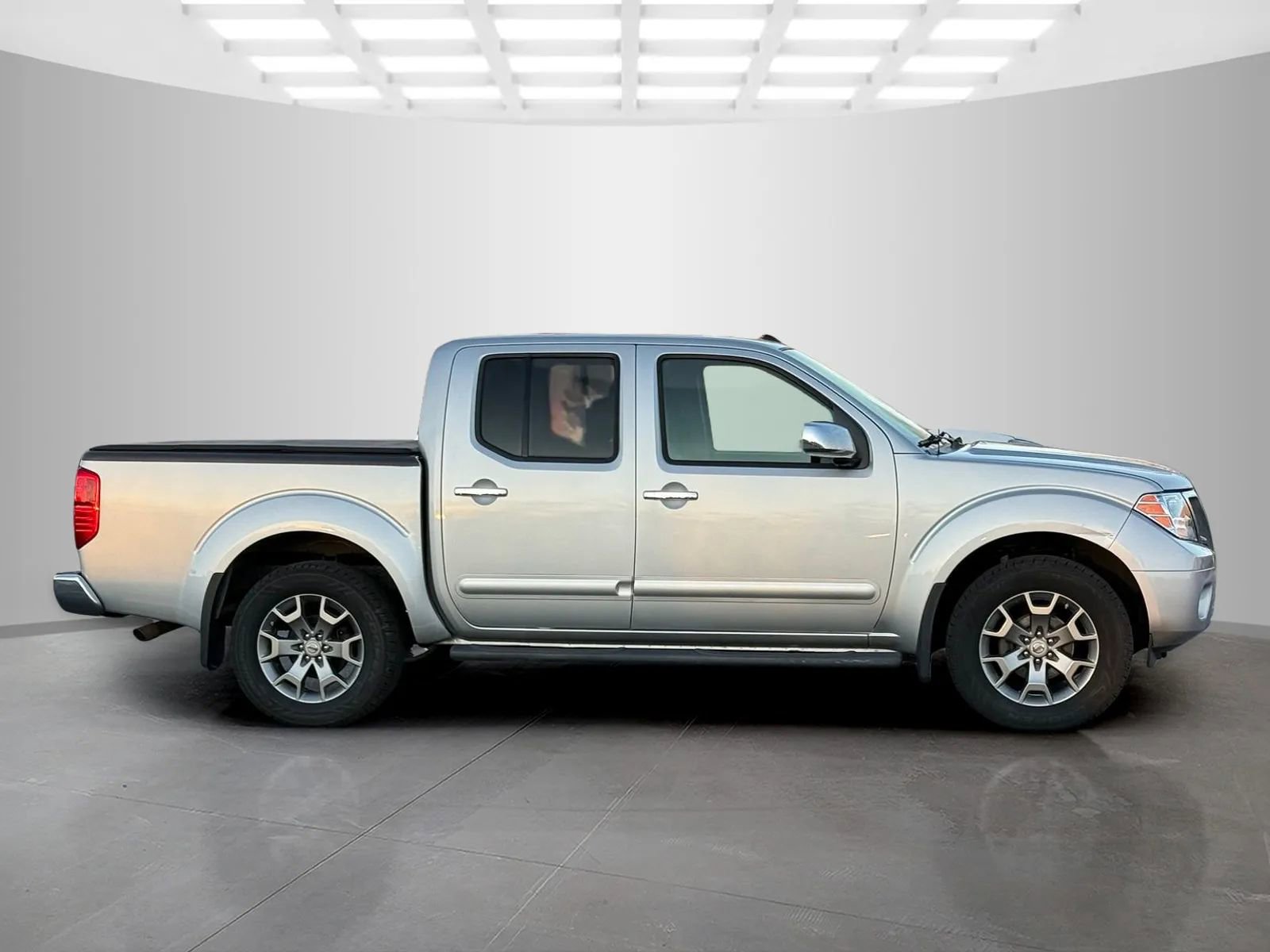 Used 2019 Nissan Frontier SL image 3