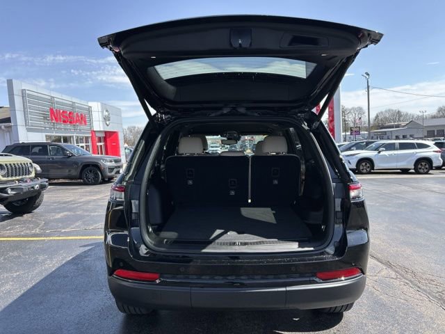 Used 2024 Jeep Grand Cherokee Limited w/ Black Appearance Package image 10