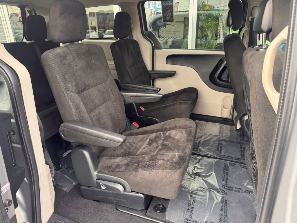 Used 2016 Dodge Grand Caravan SXT image 19